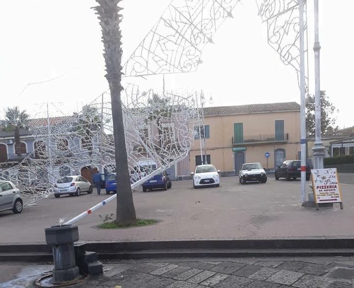 Macchia, un leggero vento fa crollare le luminarie in piazza San Vito