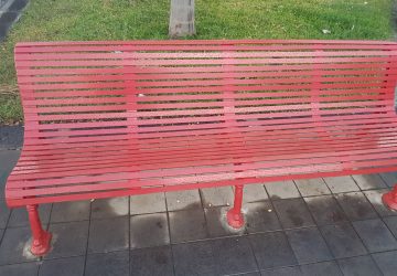 Riposto, oltraggiata la panchina rossa contro il Femminicidio. Atto gravissimo che offende la citt&agrave;