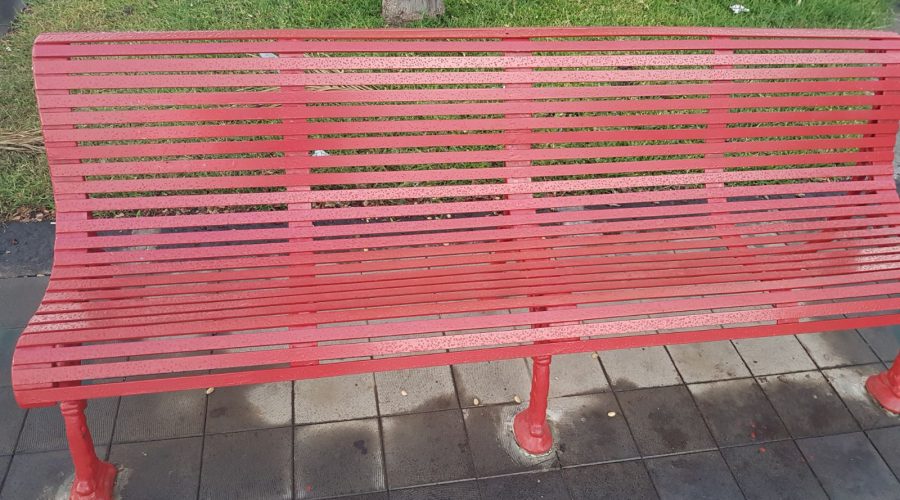 Riposto, oltraggiata la panchina rossa contro il Femminicidio. Atto gravissimo che offende la città