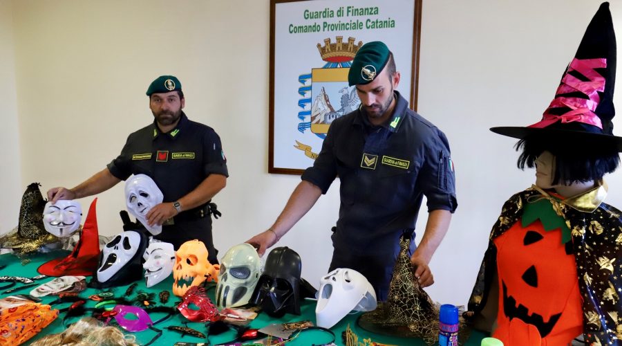 Finanza, sequestrati oltre 100.000 articoli illegali per Halloween provenienti dalla Cina