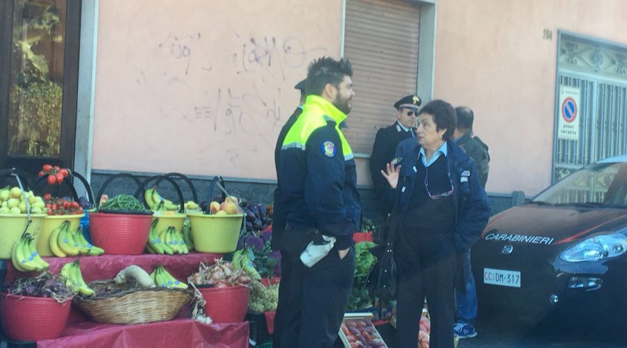 Giarre, blitz di carabinieri, vigili e Asp contro l’ambulantato selvaggio