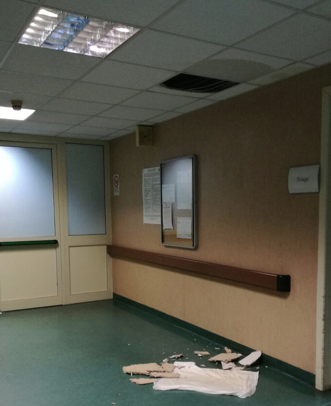 Acireale, infiltrazioni danneggiano controsoffitto nella zona del Pronto Soccorso