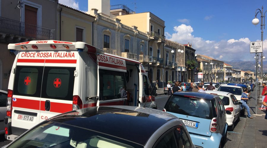 Giarre, anziana pedone investita da una Smart in via Callipoli: intervento del 118