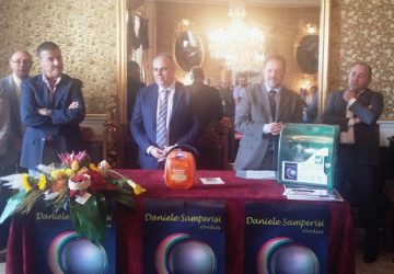 Giarre, 12 defibrillatori donati alle scuole e al comando dei carabinieri dall’associazione “Daniele Samperisi onlus”