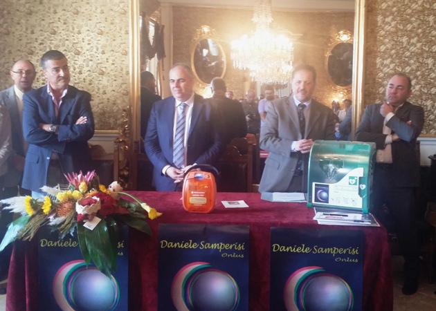 Giarre, 12 defibrillatori donati alle scuole e al comando dei carabinieri dall’associazione “Daniele Samperisi onlus”