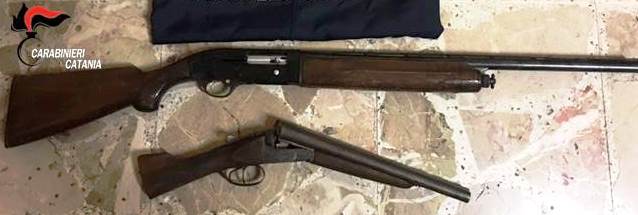 Catania, a passeggio con un fucile e una doppietta a canne mozze sotto l&rsquo;Apecar. Arrestato
