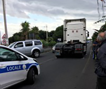 Aci Castello, incidente mortale sulla SS114: anziana travolta da un autocarro