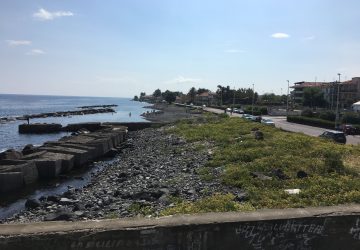 Riposto, inseguimento sul lungomare e colluttazione con i Cc