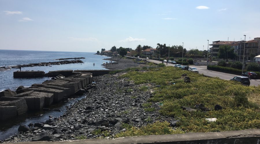 Riposto, inseguimento sul lungomare e colluttazione con i Cc