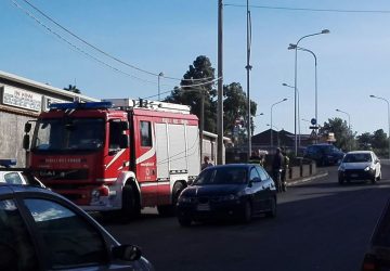 Raffiche di vento a Giarre, palo illuminazione pericolante: intervento dei vigili del fuoco