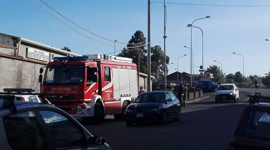 Raffiche di vento a Giarre, palo illuminazione pericolante: intervento dei vigili del fuoco