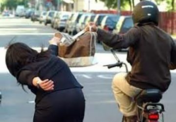 Tenta scippo ad una donna anziana: arrestato a Catania