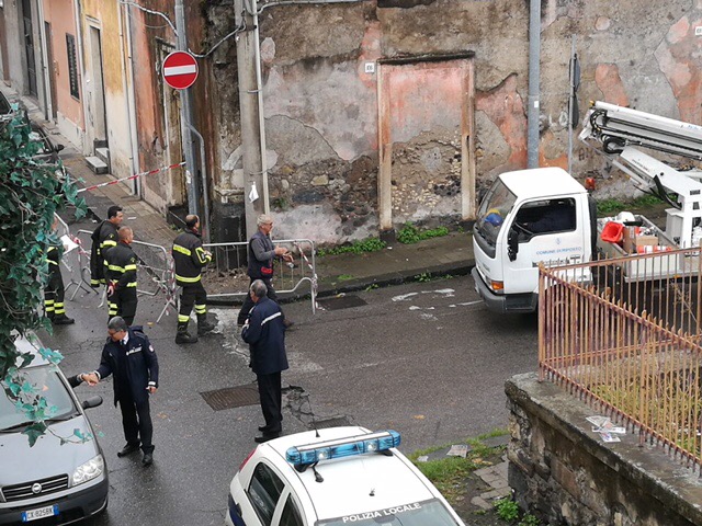 Riposto, messa in sicurezza dei vigili del fuoco edificio pericolante di via Crispi