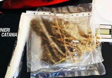 Confezionava droga nel garage di casa: arrestato pusher ad Aci Catena