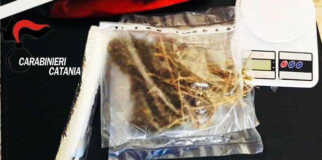 Confezionava droga nel garage di casa: arrestato pusher ad Aci Catena