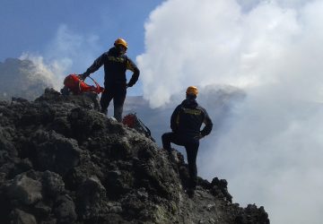 Etna, interrotta una escursione irregolare di 15 turisti: denunciata una guida abusiva
