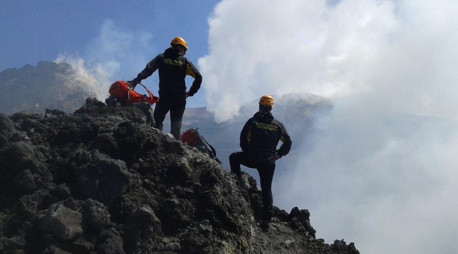 Etna, interrotta una escursione irregolare di 15 turisti: denunciata una guida abusiva