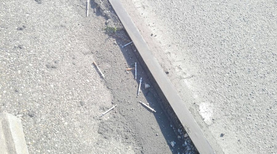 Santa Maria la Strada tappeto di siringhe usate. Allarme dei residenti