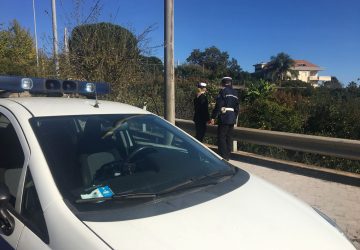 Giarre, tenta di gettarsi da un ponte. Salvato da carabinieri e polizia locale VIDEO