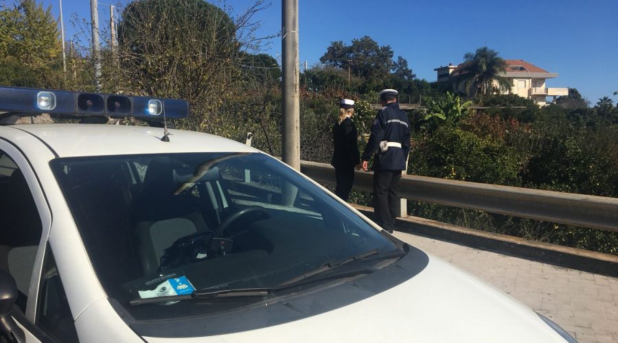 Giarre, tenta di gettarsi da un ponte. Salvato da carabinieri e polizia locale VIDEO