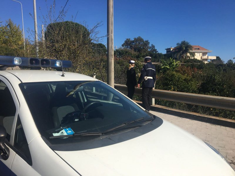 Giarre, tenta di gettarsi da un ponte. Salvato da carabinieri e polizia locale VIDEO