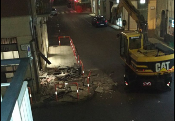 Aci Castello, in azione escavatore. Scardinato il bancomat Unicredit