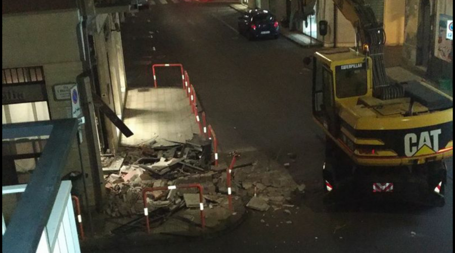 Aci Castello, in azione escavatore. Scardinato il bancomat Unicredit