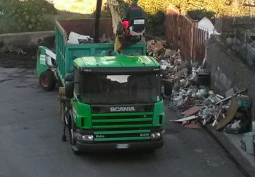 Giarre, area di via Lisi. Ripulito il piazzale. E le lastre di eternit?