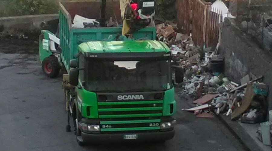 Giarre, area di via Lisi. Ripulito il piazzale. E le lastre di eternit?