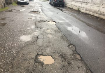 Giarre, Esercitazione nello stadio atletica, strada di accesso colabrodo