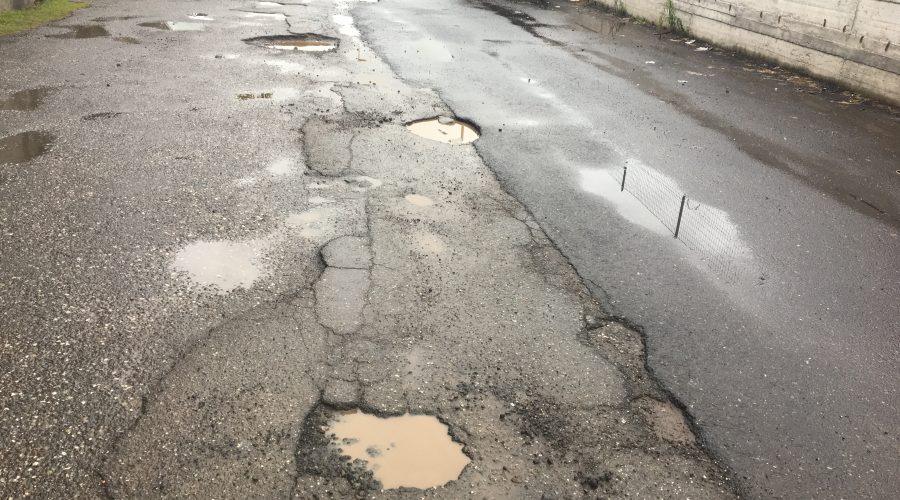 Giarre, Esercitazione nello stadio atletica, strada di accesso colabrodo