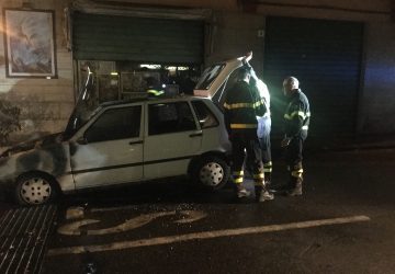 Giarre a fuoco una Fiat Uno, intervento dei vigili del fuoco