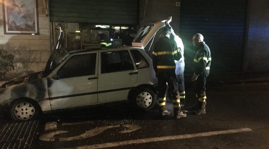Giarre a fuoco una Fiat Uno, intervento dei vigili del fuoco