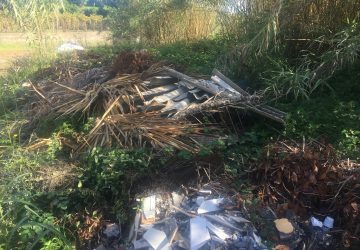 Giarre, incendio rifiuti nella notte nel greto del torrente Macchia