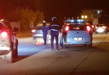 Giarre, viale Libert&agrave;, palo della pubblica illuminazione abbattuto dal vento finisce sulla strada