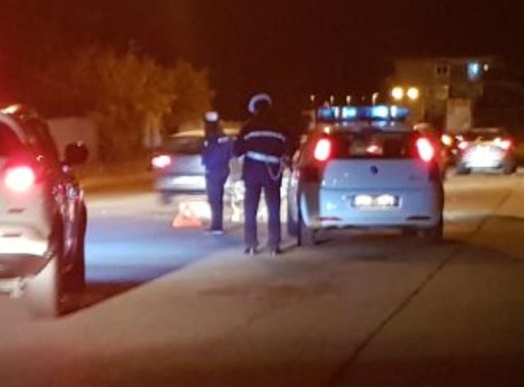 Giarre, viale Libertà, palo della pubblica illuminazione abbattuto dal vento finisce sulla strada