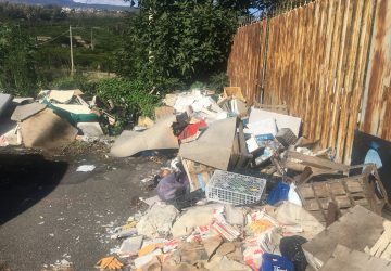 Giarre, scarica rifiuti ingombranti in via Lisi: arrivano i Vigili, osservano e vanno via VIDEO - LA REPLICA DEL SINDACO