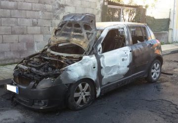 Carrabba di Mascali, a fuoco una Suzuki in sosta in via Moro