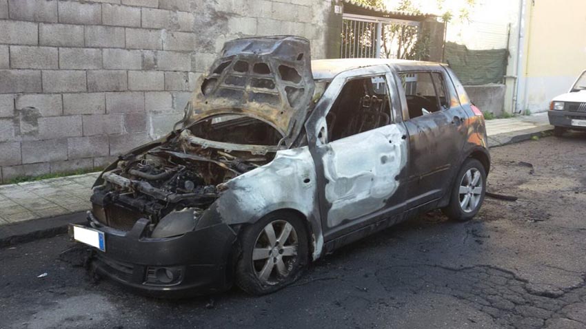 Carrabba di Mascali, a fuoco una Suzuki in sosta in via Moro
