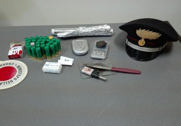 Mascali, manette per un 22enne: nel giardino di casa droga e munizioni