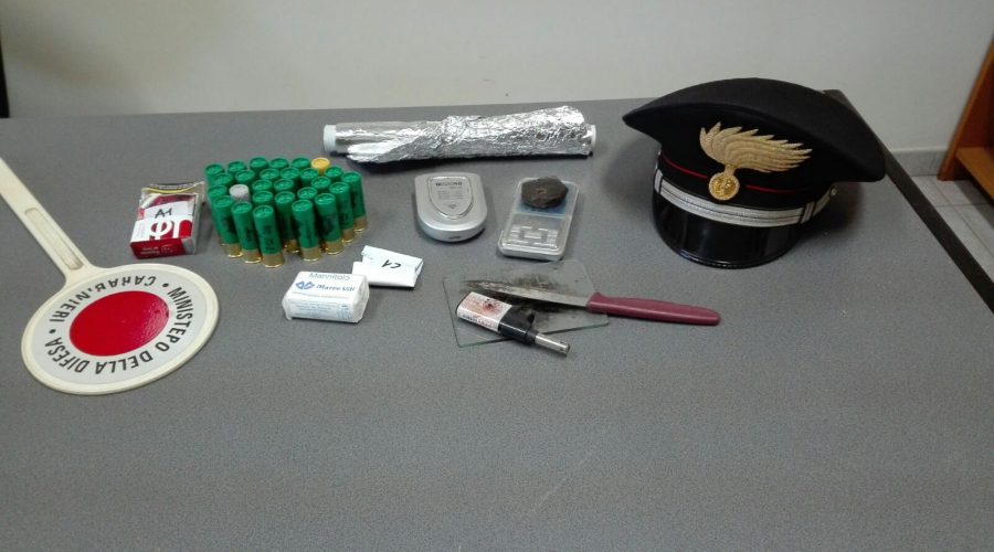 Mascali, manette per un 22enne: nel giardino di casa droga e munizioni