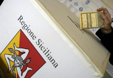 Elezioni regionali, parola ai siciliani. Polemiche su rinvio scrutinio a luned&igrave;, paventato il rischio brogli