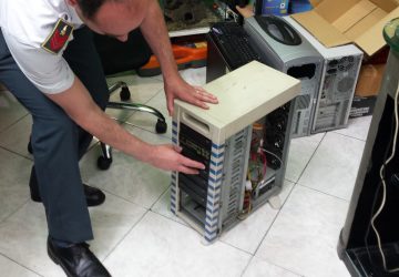 Catania, scoperto centro riproduzione illegale di cd e dvd: una denuncia