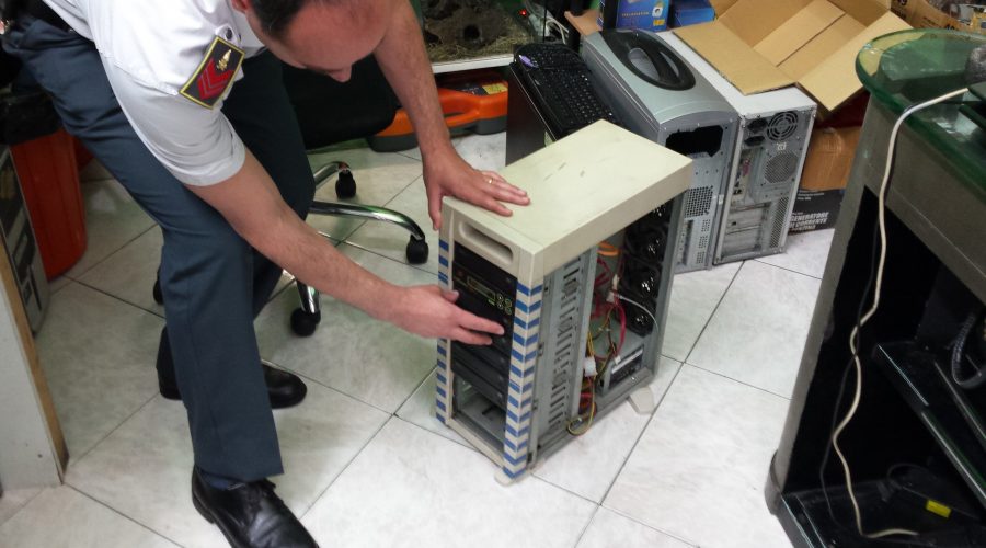 Catania, scoperto centro riproduzione illegale di cd e dvd: una denuncia