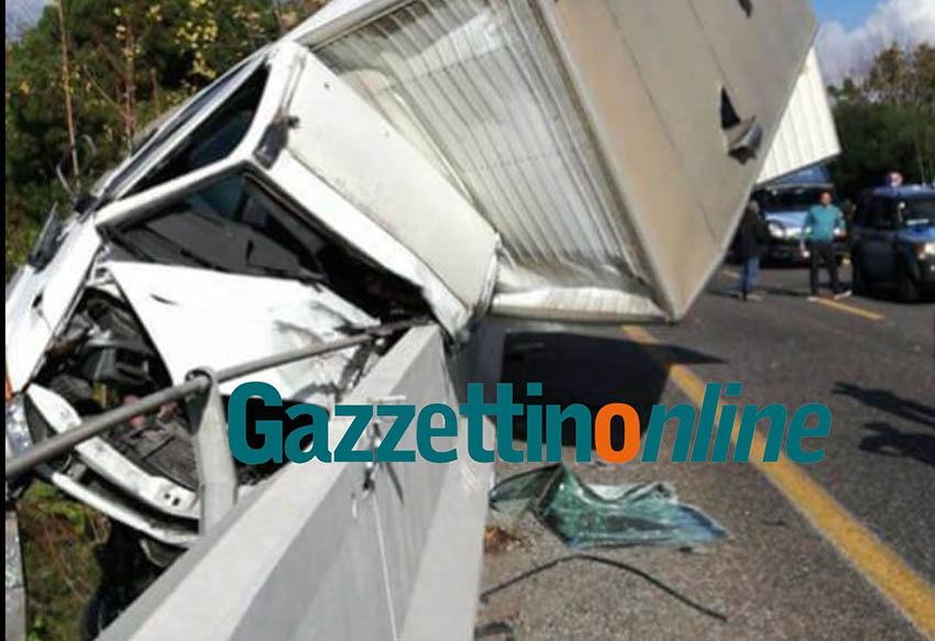 Fiumefreddo, grave incidente in A18: autocarro perde controllo. Interviene elisoccorso. Camionista 57enne in prognosi riservata FOTO  GALLERY