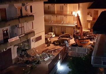 Camporotondo Etneo, in azione la banda dell&rsquo;escavatore: ennesimo postamat scardinato