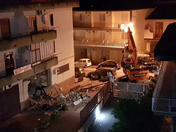 Camporotondo Etneo, in azione la banda dell’escavatore: ennesimo postamat scardinato