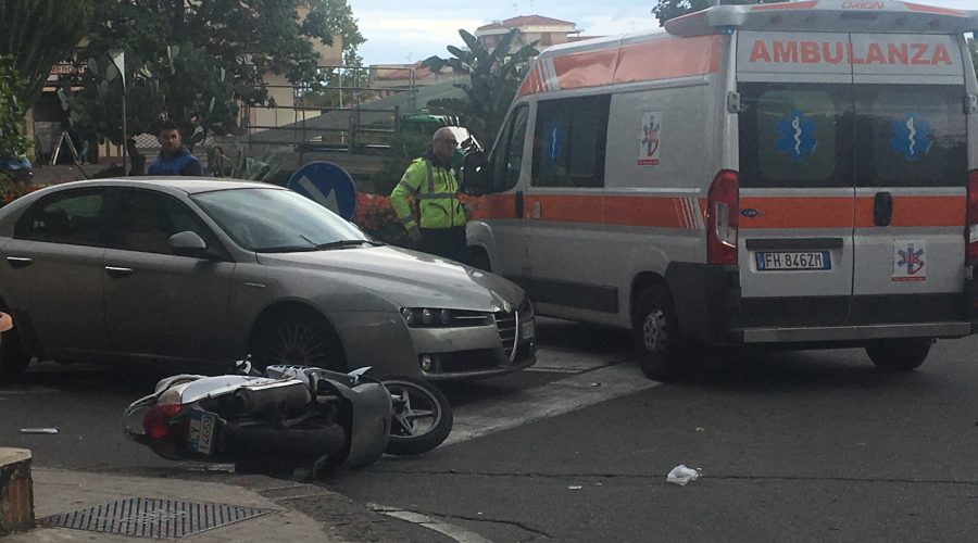 Giarre, incidente tra scooter e due auto: due feriti