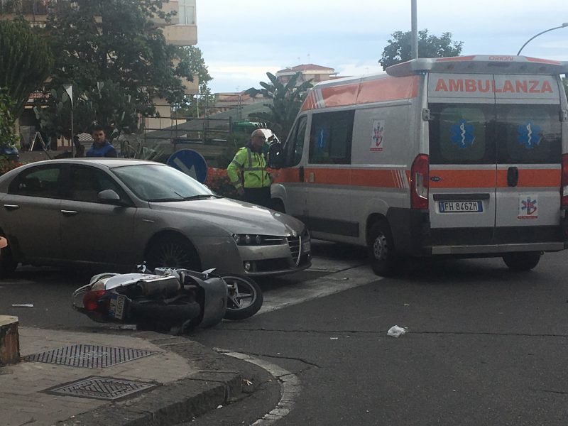 Giarre, incidente tra scooter e due auto: due feriti