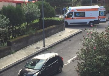 Giarre, potente collisione tra due auto in via Metastasio: un ferito